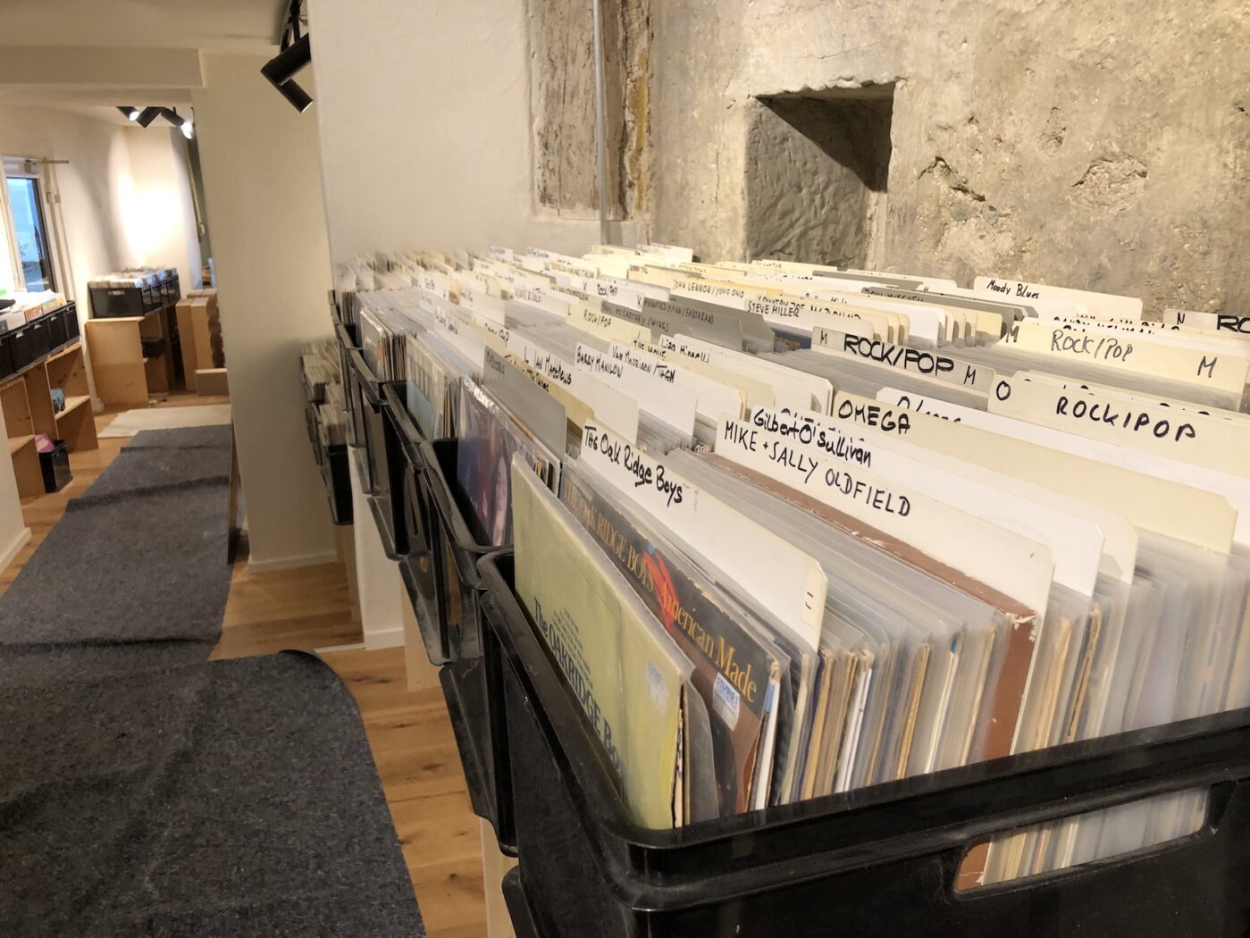 Der neue Laden wird befüllt