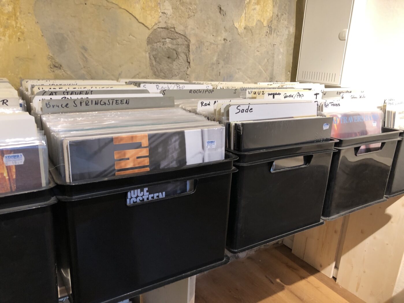 Die ersten Kisten voller Platten