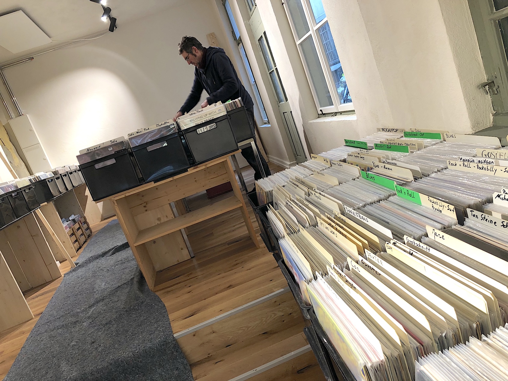 Steffen beim einräumen der Platten im neuen Laden