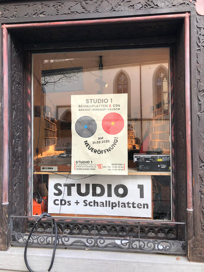 Ladenfront mit Schaufenster und Eröffnungsplakat.