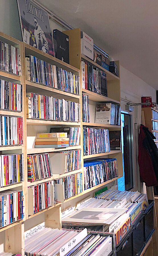 Studio 1 Laden Innenansicht vom Eingangsbereich Abteilung Rock Pop CDs.