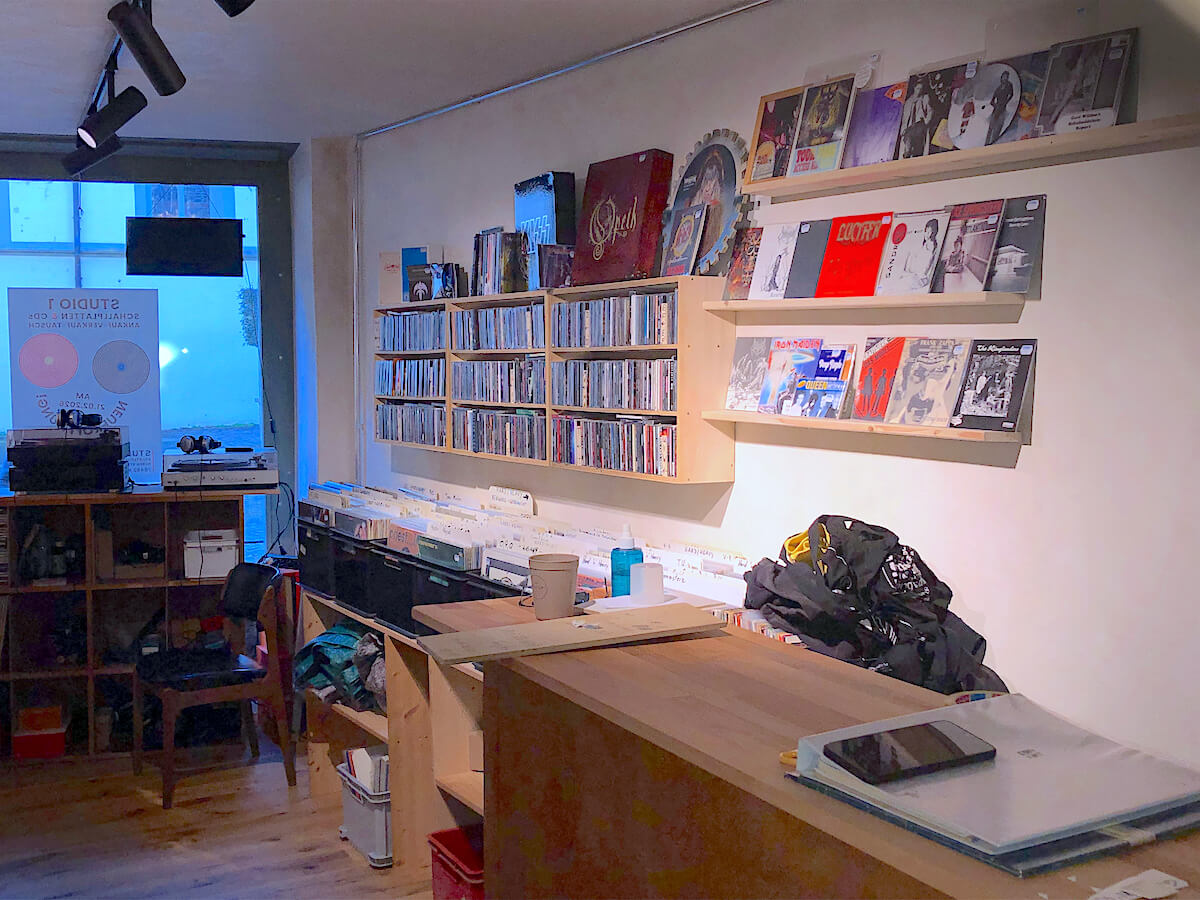 Studio 1 Laden Innenansicht vom Eingangsbereich Abteilung Hardrock und Metall LPs und CDs.