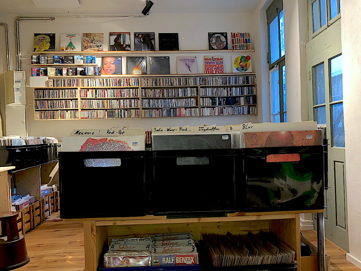 Studio 1 Laden Innenansicht der Abteilung Klassik, Blues, Independent, Wave, Punk, Hardcore LPs.