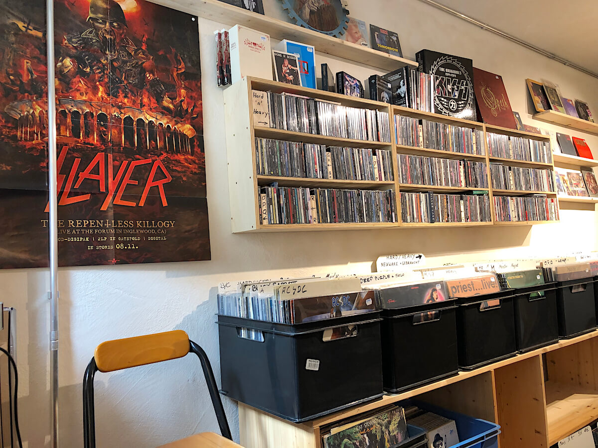 Unsere Metalecke mit Schallplatten und CDs.