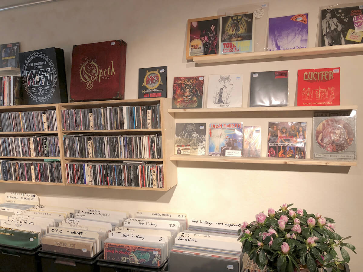 Metal Schallplatten sowie Singles und CDs.