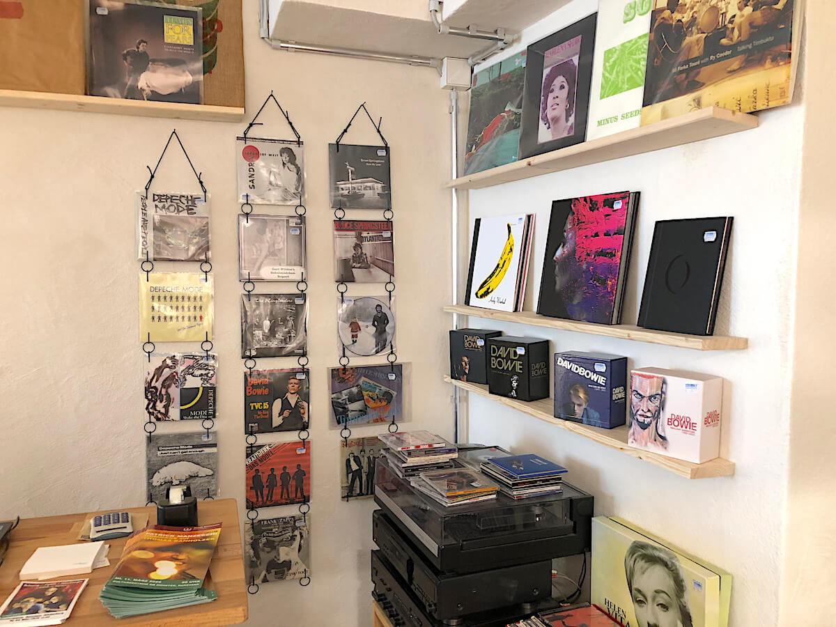 Pop und Rock Singles und diverse CD-Boxen unter anderem von David Bowie, Velvet Underground und A Perfect Circle.